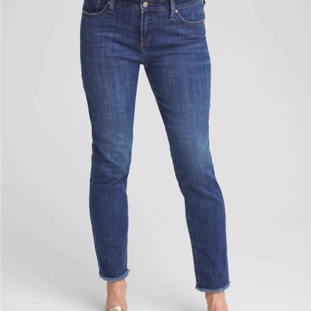 NWOT Chico's so slimming slim leg frayed hem jeans